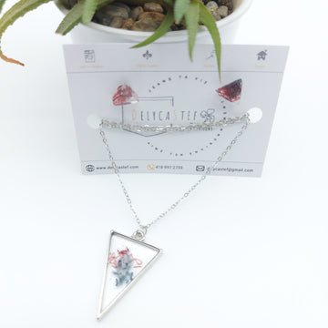 Parure - collier pendentif triangle et boucle d'oreilles triangle denim et rouge - argent