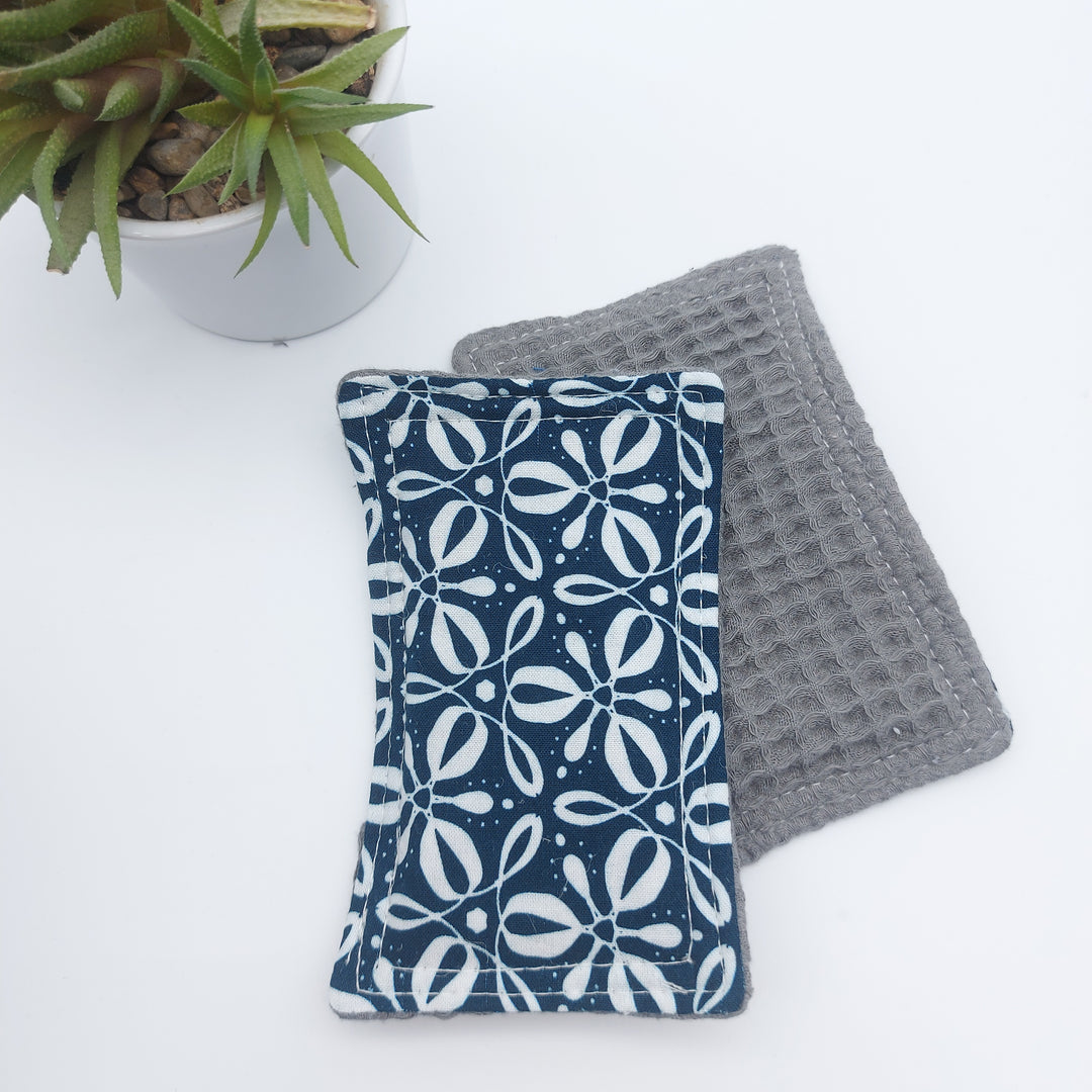 Éponge lavable et réutilisable - coton nid d'abeille douce - bleu foncé fleurs blanches