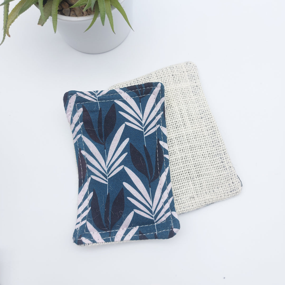 Éponge lavable et réutilisable - bleu feuilles noires et blanches
