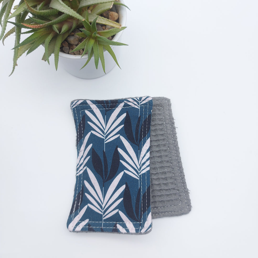 Éponge lavable et réutilisable - coton nid d'abeille douce - bleu feuilles noires et blanches