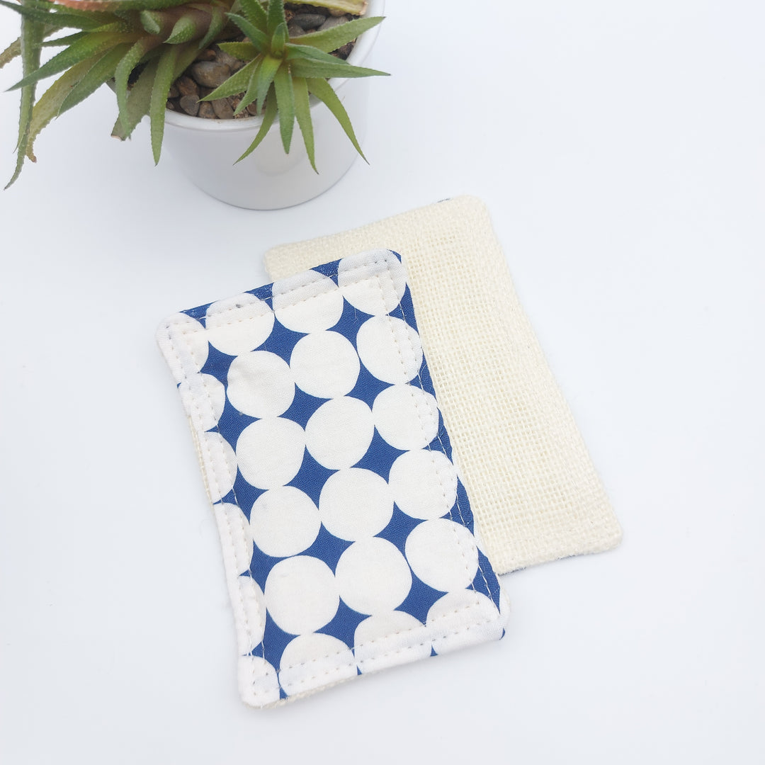 Éponge lavable et réutilisable - ronds blancs et bleu