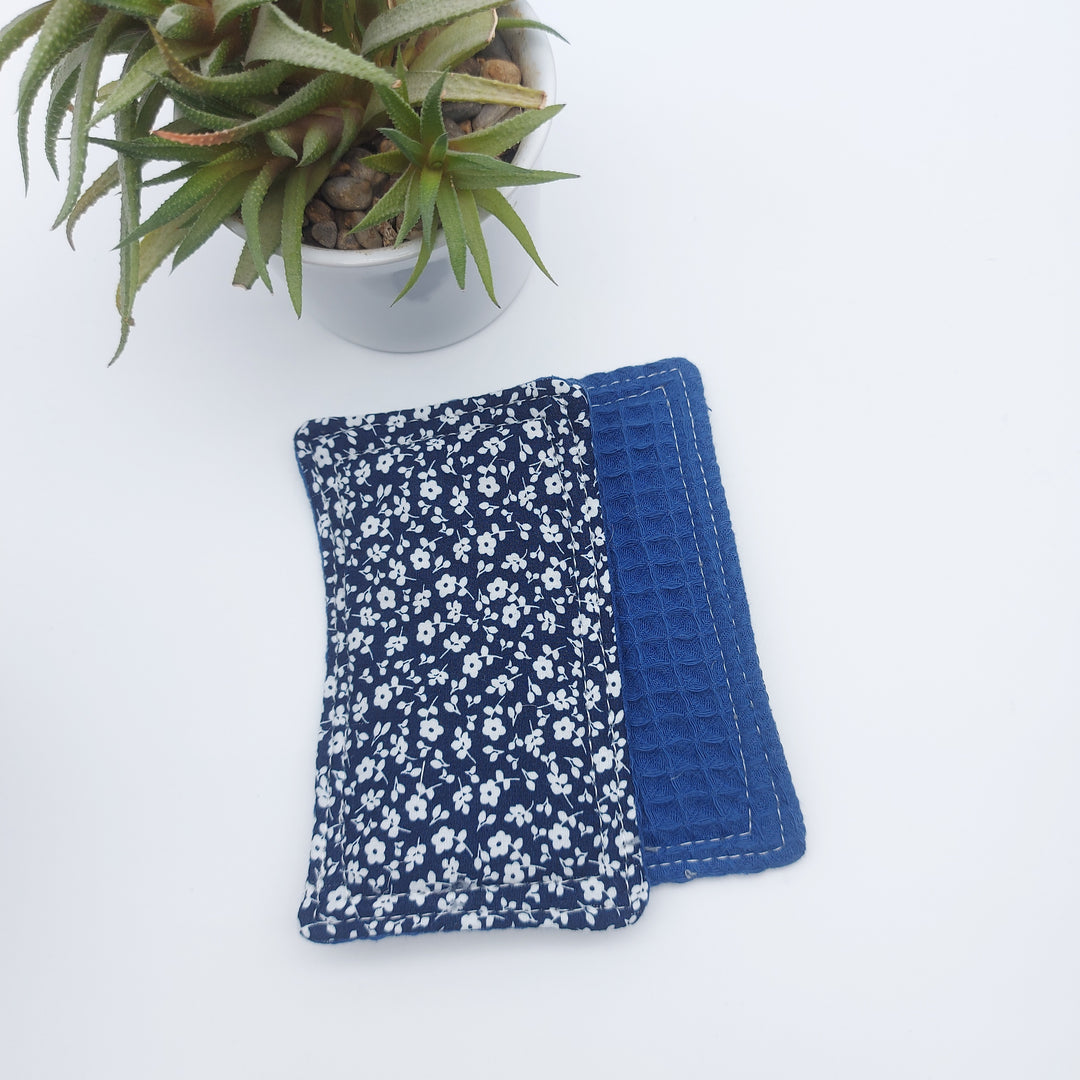 Éponge lavable et réutilisable - coton nid d'abeille douce - bleu petites fleurs blanches