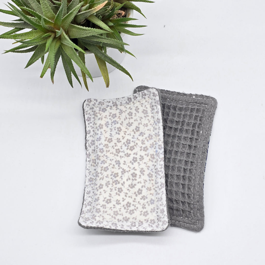Éponge lavable et réutilisable - coton nid d'abeille gris douce - blanc et fleurs grises