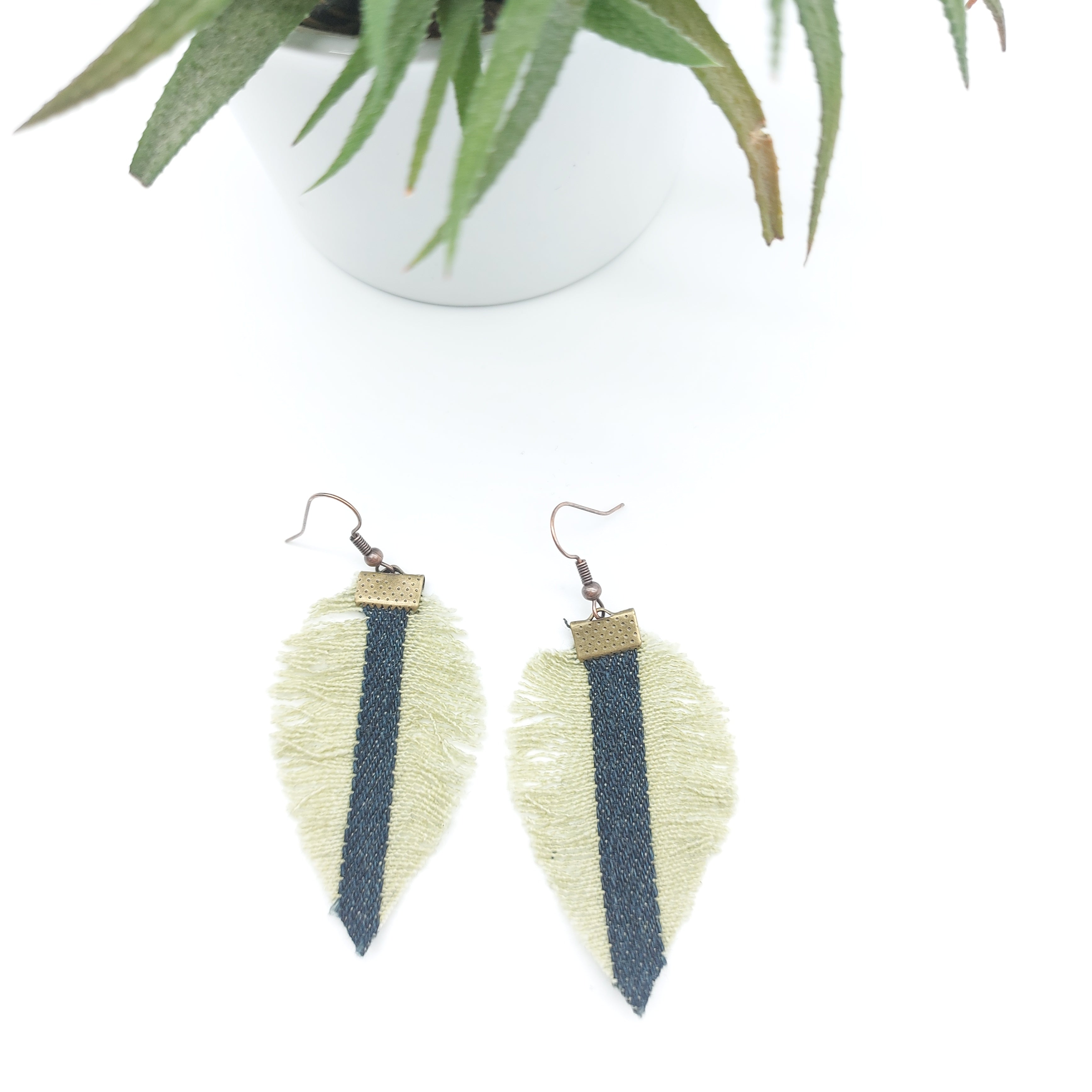 Boucle oreilles plume couture bleu et jaune - DelycaStef