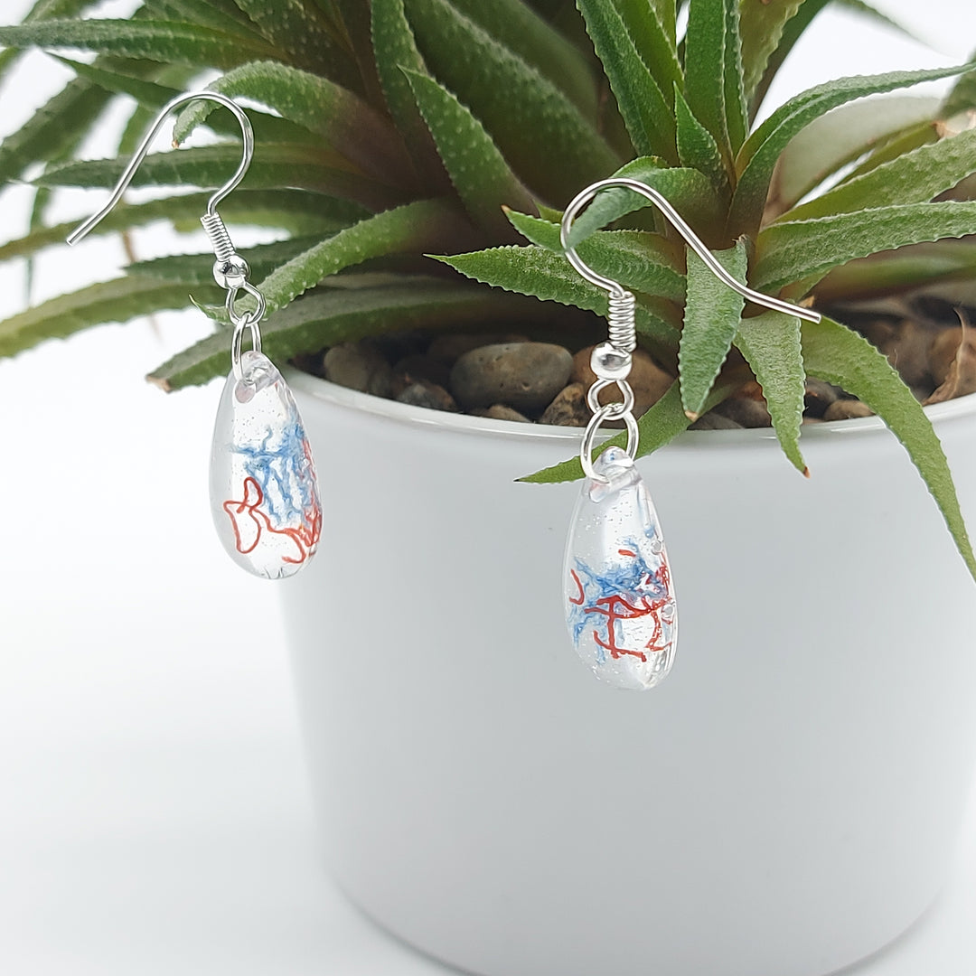 Boucles d'oreille - pendante - goutte d'eau - petite - denim et rouge