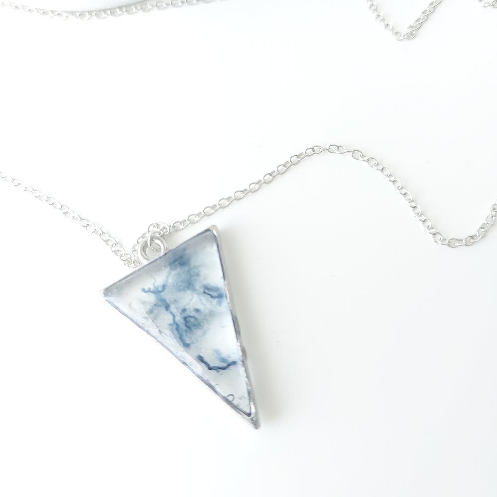 delycastef coliier resine denim argent triangle