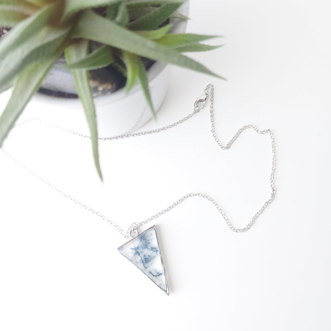 delycastef coliier resine denim argent triangle