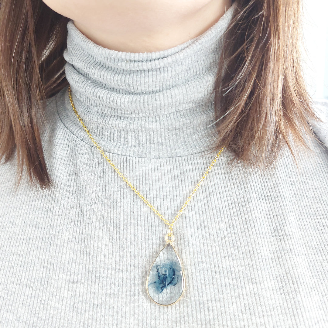 delycastef collier resine denim doré goutte