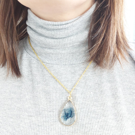 delycastef collier resine denim doré goutte