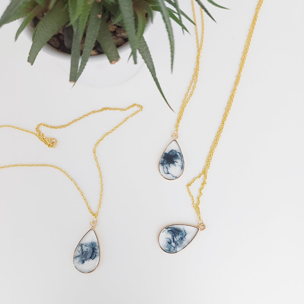 delycastef collier resine denim doré goutte