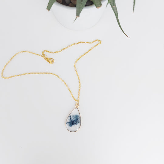 delycastef collier resine denim doré goutte