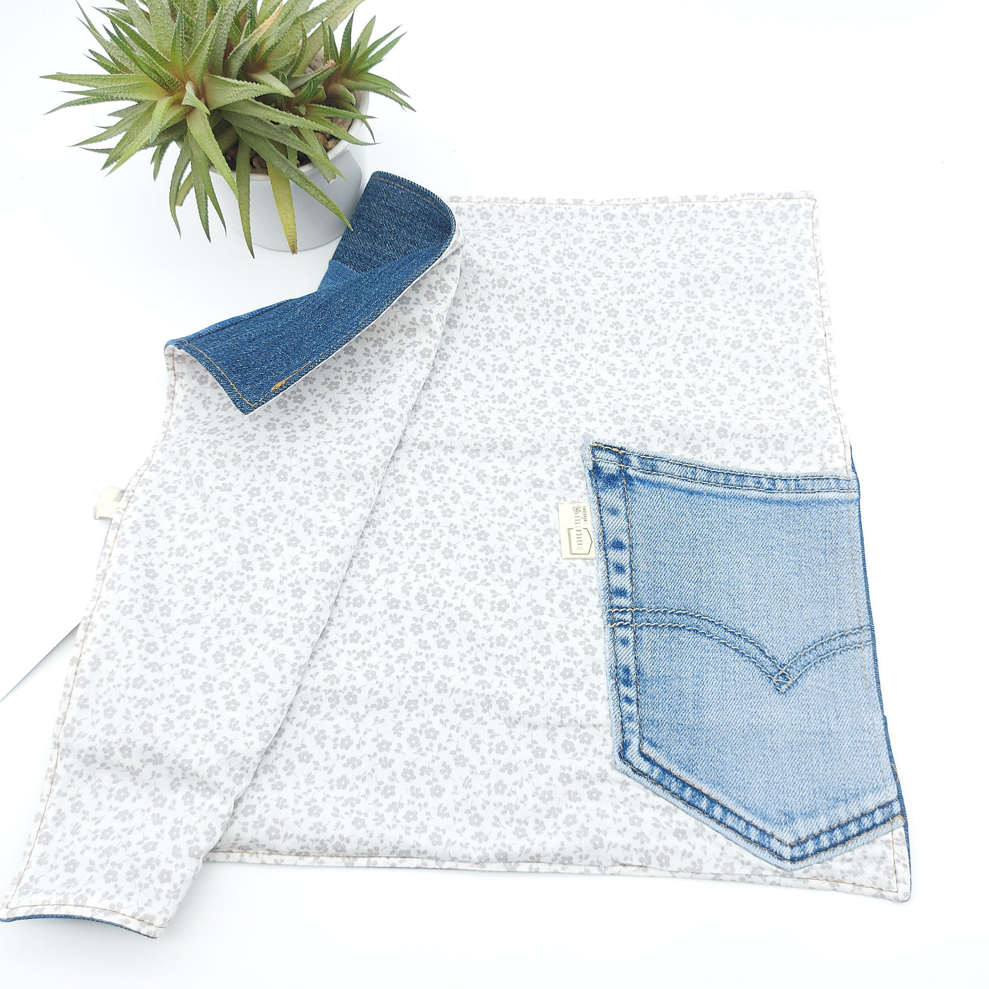 Napperon - jean recyclé - blanc fleurs grises