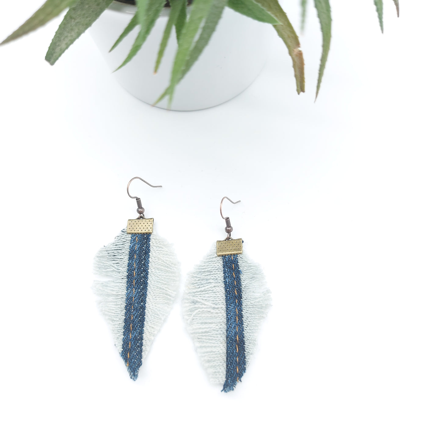 Boucle oreilles plume couture bleu et blanc - DelycaStef