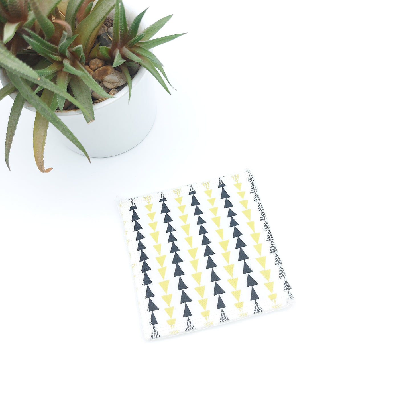 Lingette demaquillante lavable unite triangle jaune et noir - DelycaStef