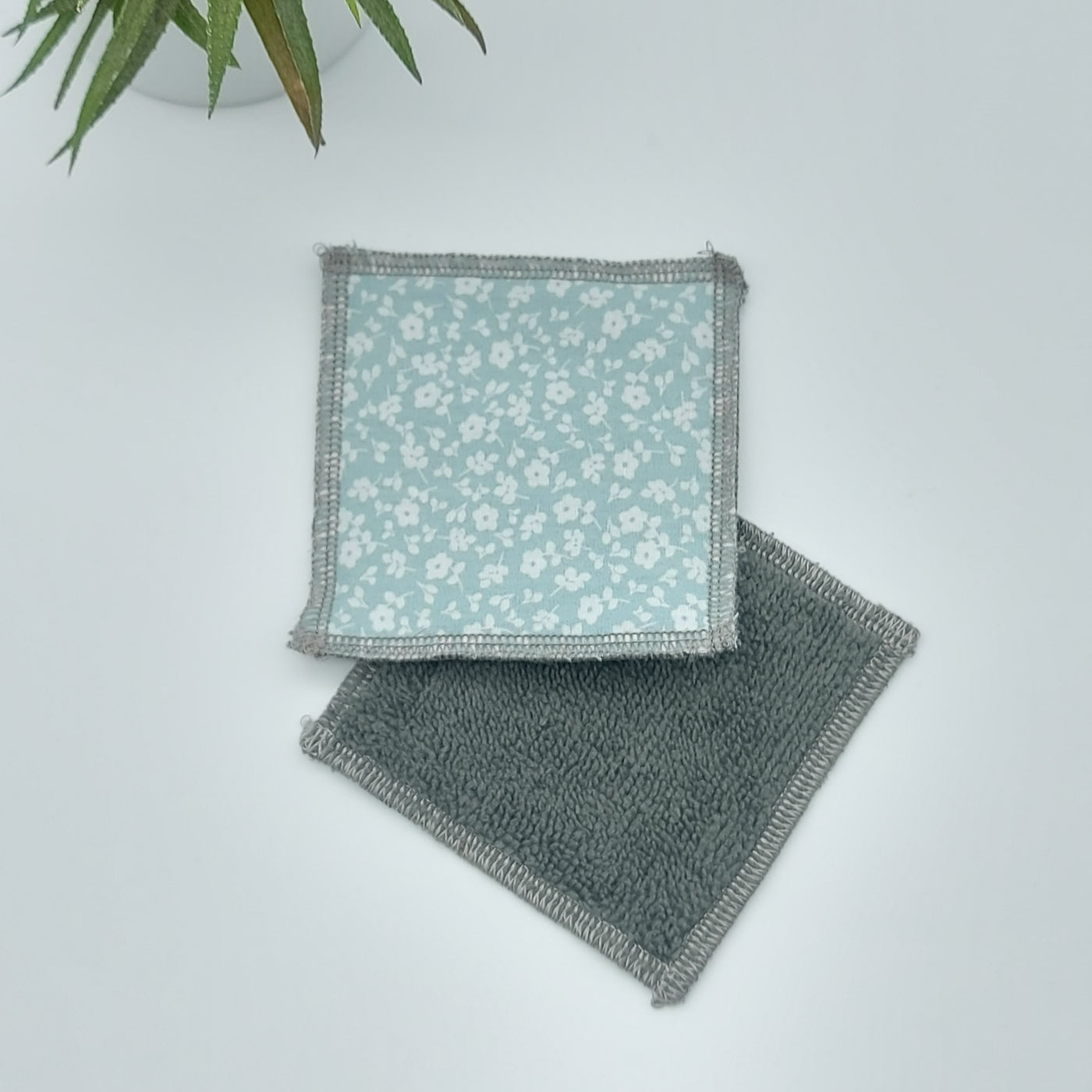 lingette_demaquillante_bambou_douce_unite_fleur_vert_pale_anthracite