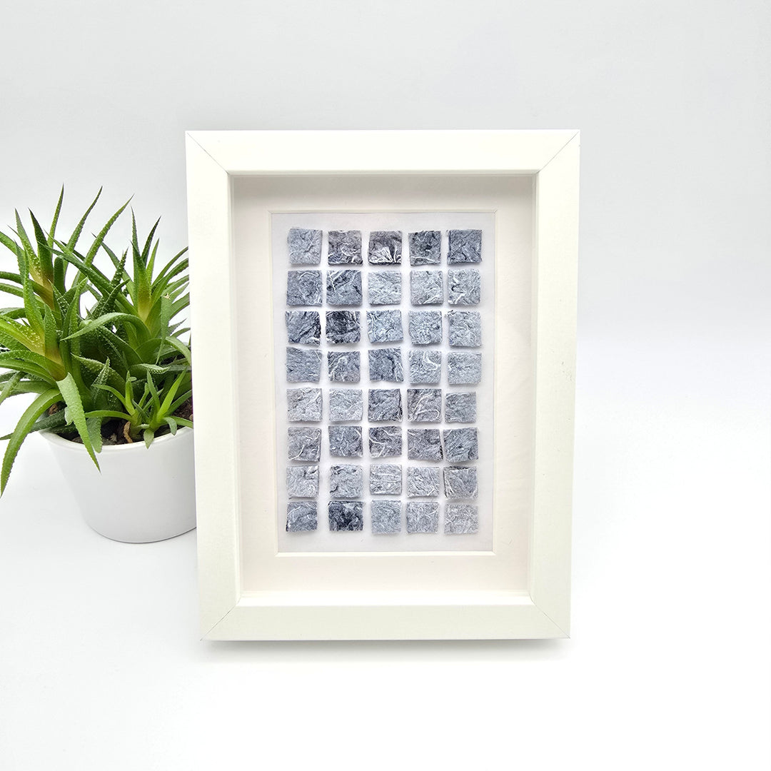 Cadre décoratif blanc avec carrés en denim recyclé – format portrait