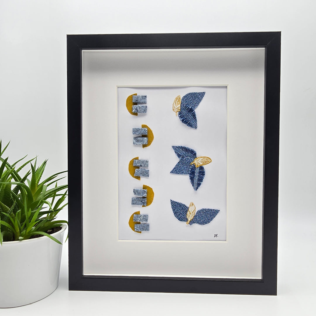Cadre décoratif – Art en denim recyclé - grand - plume jaune