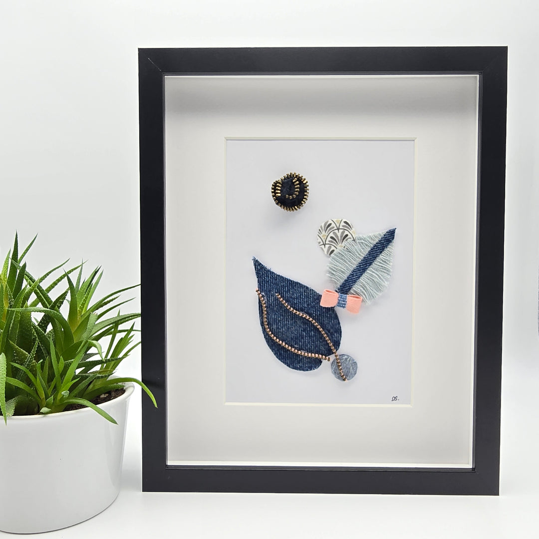 Cadre décoratif – Art en denim recyclé - grand - plume rose
