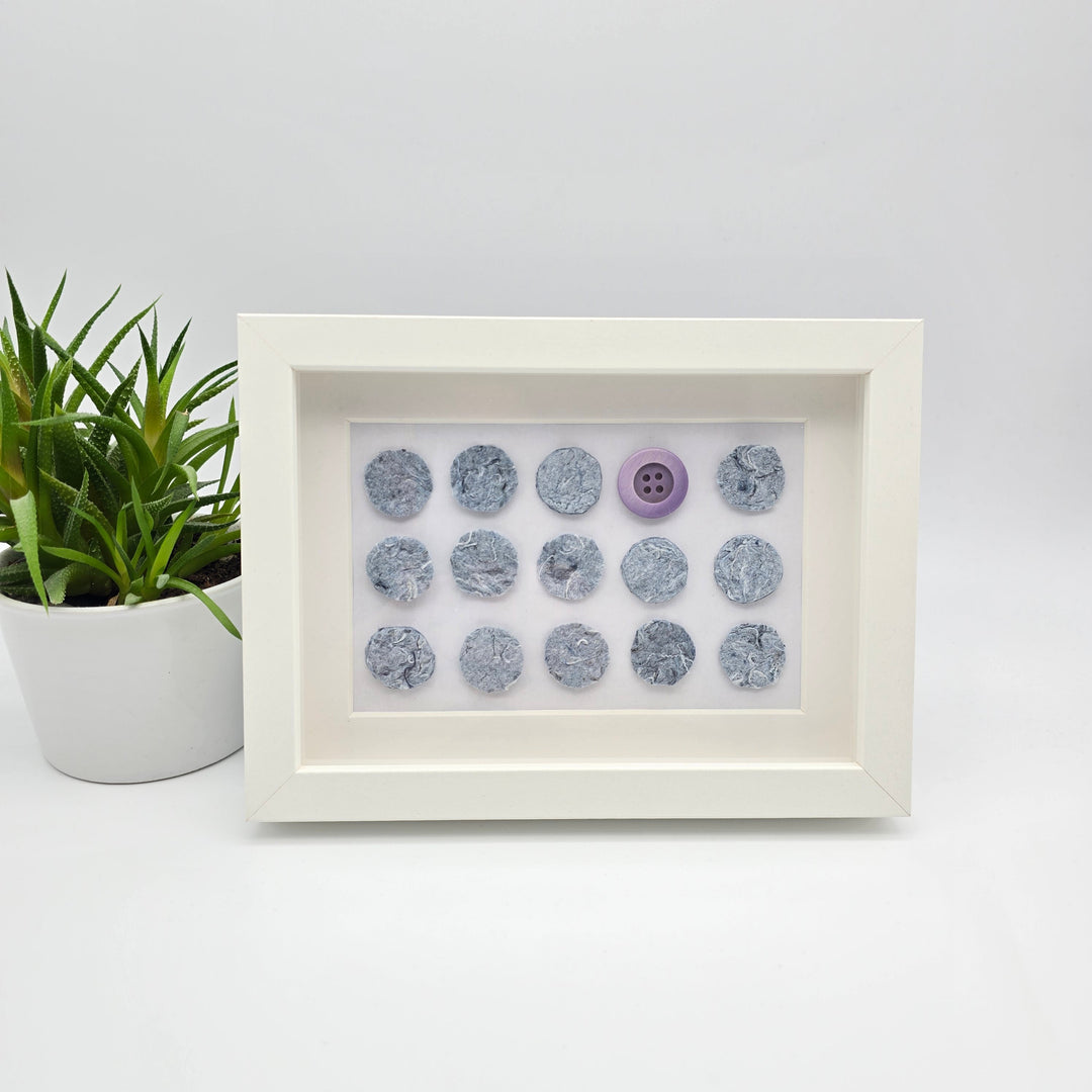 Cadre décoratif blanc avec gouttes en denim recyclé – format portrait