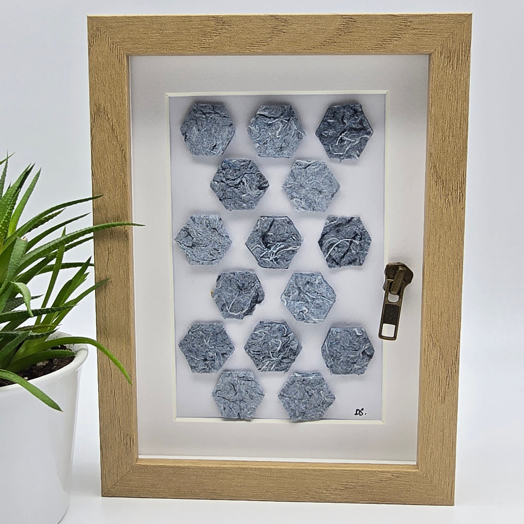 Cadre décoratif – Art en denim recyclé - hexagone