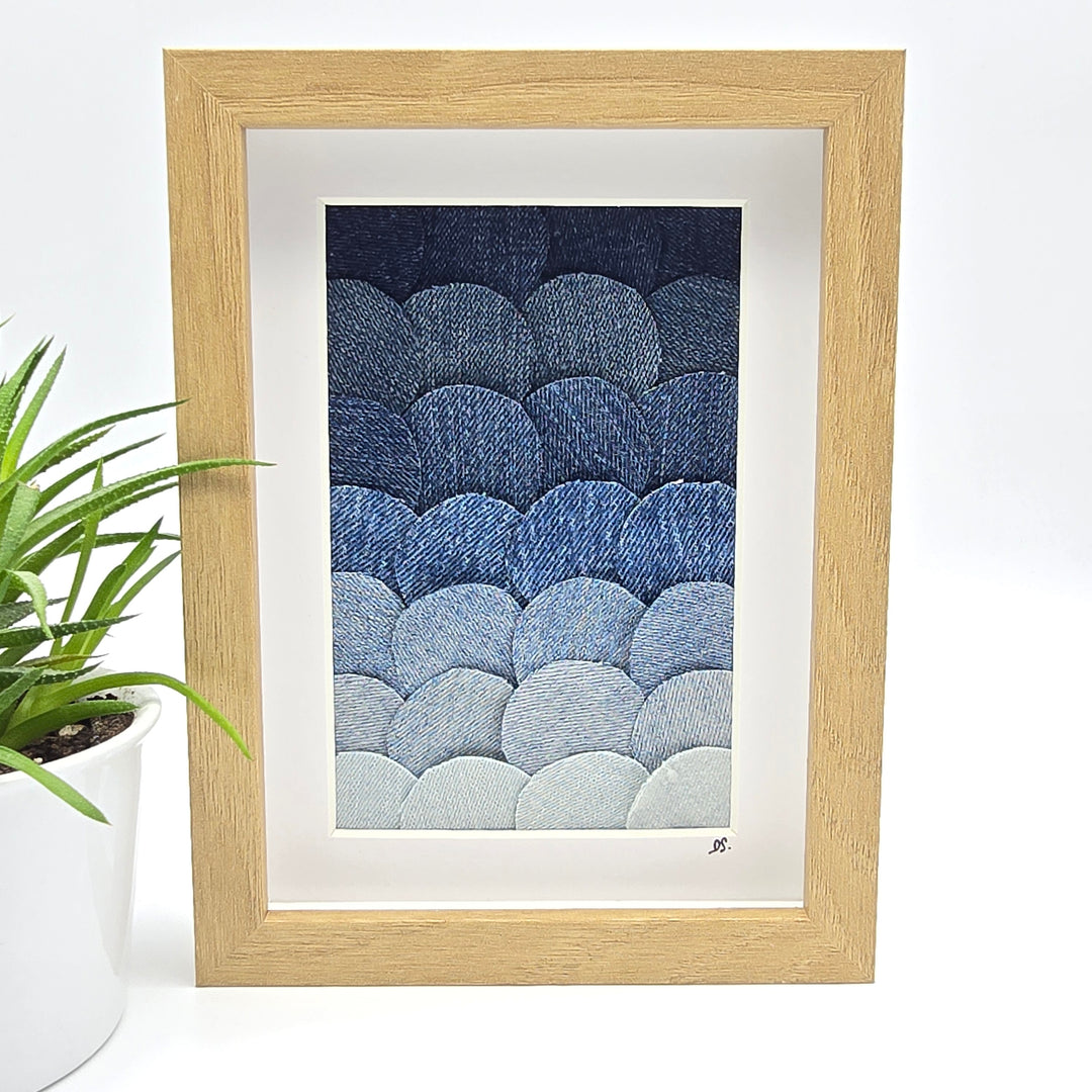 Cadre décoratif – Art en denim recyclé - écailles