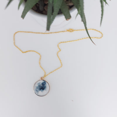 Round pendant necklace and jeans