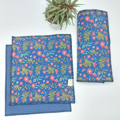 Washable paper towel - blue giant flowers (black inside)