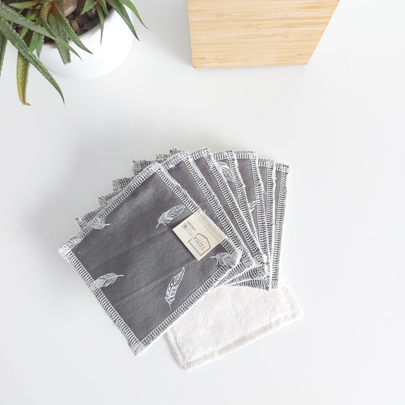 delycastef lingettes demaquillantes lot 8 gris plume